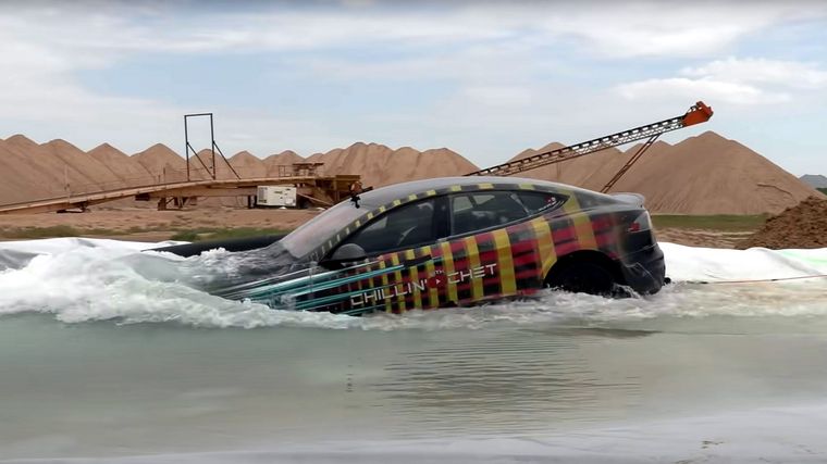 El vehículo, entrando al agua. Foto: Captura de pantalla
