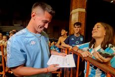 Rojas y la joven hincha que lo sorprendió en la concentración. Foto: @RacingManiacos Rojas y la joven hincha que lo sorprendió en la concentración. Foto: @RacingManiacos