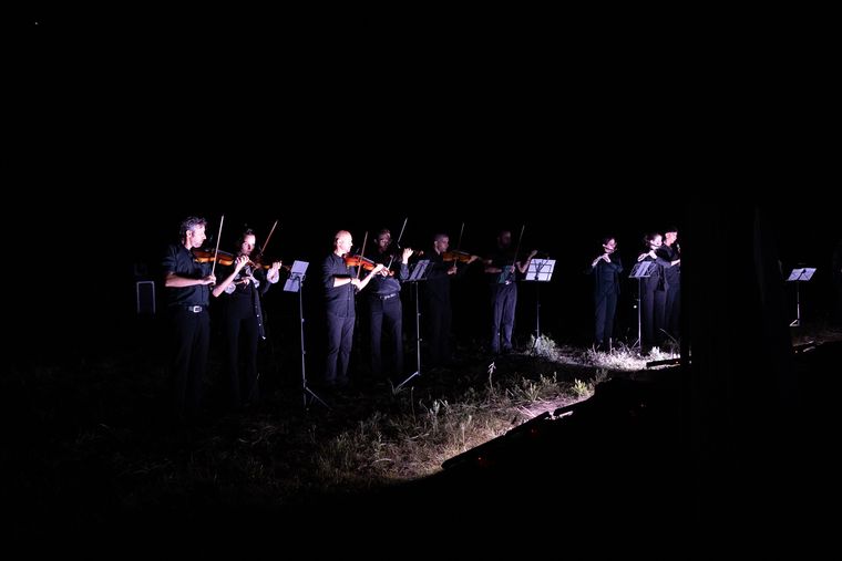 Un show inmersivo con una orquesta y puesta de luces para la presentación de Sonido Hotel. Un show inmersivo con una orquesta y puesta de luces para la presentación de Sonido Hotel.
