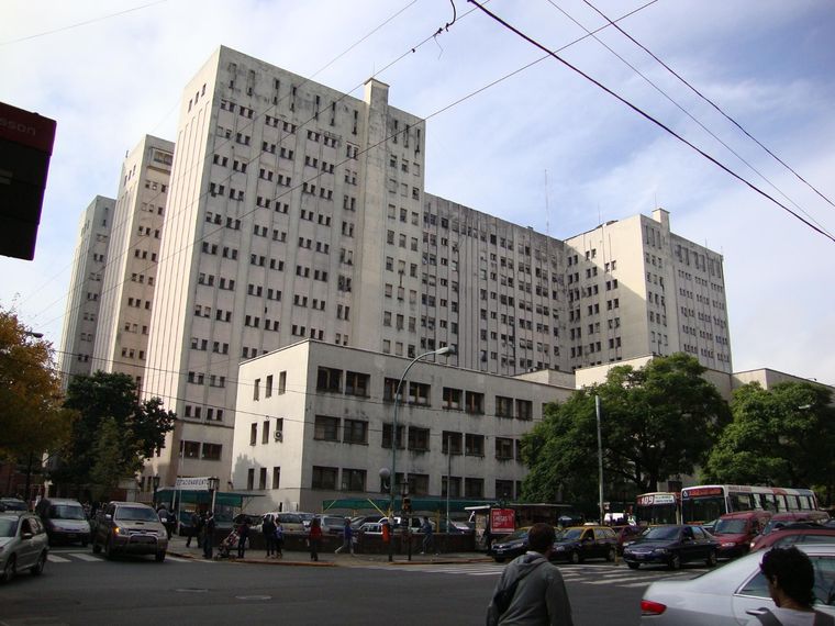 El Hospital de Clínicas José de San Martín se encuentra ubicado en la avenida Córdoba 2351, en el barrio porteño de Recoleta.
