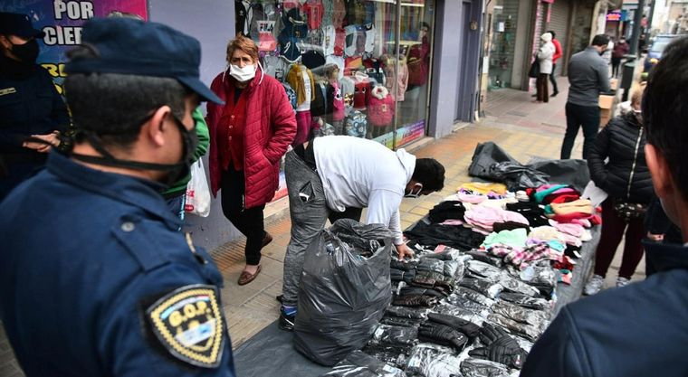 Falsos policías les quitaban la mercadería a los vendedores ambulantes