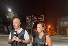 Amalia Granata junto a Esteban Trebucq, entrevistaron a algunos vecinos de Rosario. Foto: Twitter Ameliegranata.