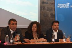Los funcionarios durante la presentación de lo nuevos vuelos. Foto: Maximiliano Ríos/MDZ