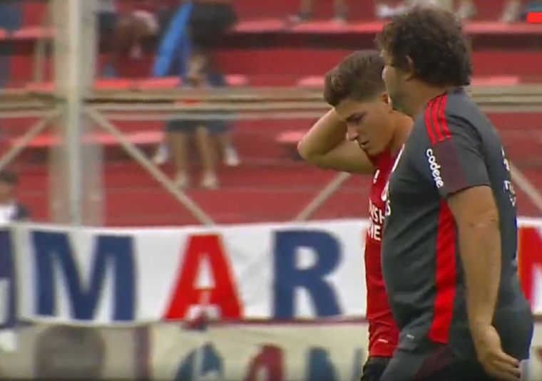 Julián se retira del campo y no jugará con San Lorenzo. Foto: Captura