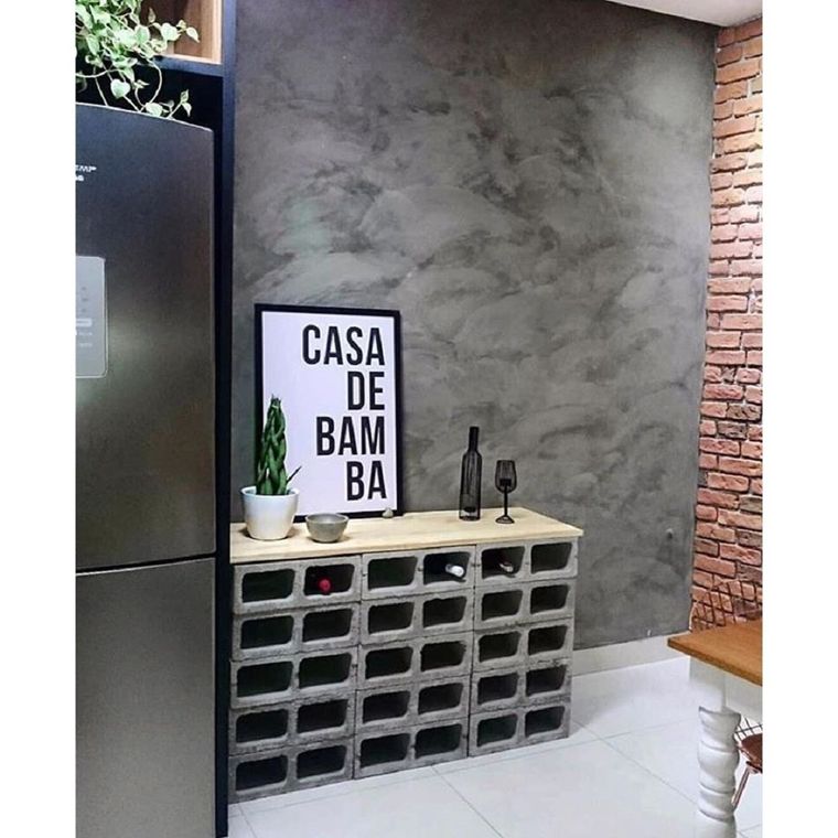 Una idea super creativa es apilar los bloques de cemento para armar una cava de vinos. 