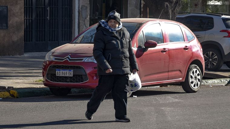 Según el pronóstico, la mínima será de 5° y la máxima alcanzará apenas los 14°, mientras continúan las nevadas en la alta montaña.