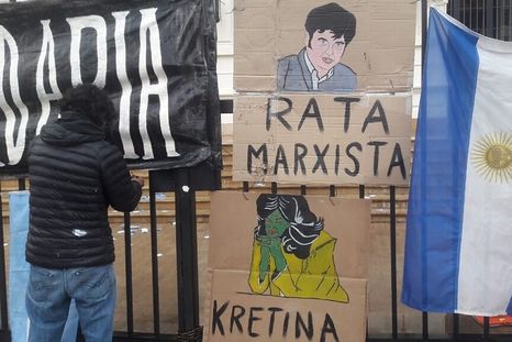 Algunos de los carteles que realiza el centro cultural