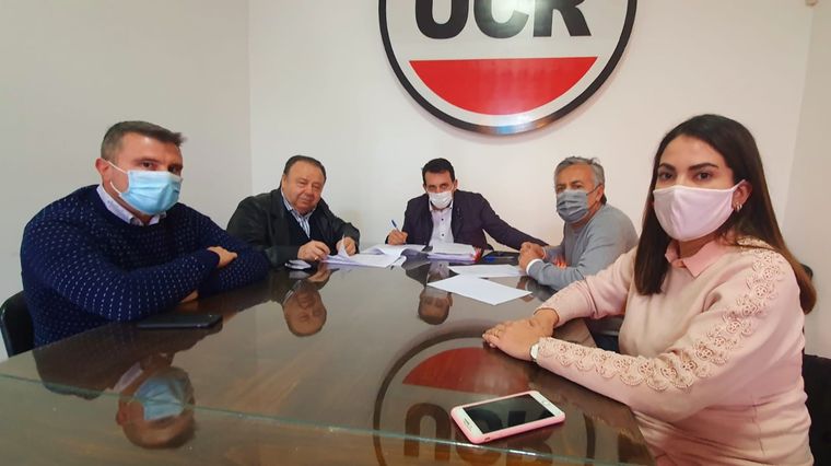 El pastor Bonarrico firmó su pertenencia a Cambia Mendoza. Foto: Twitter Tadeo García Zalazar