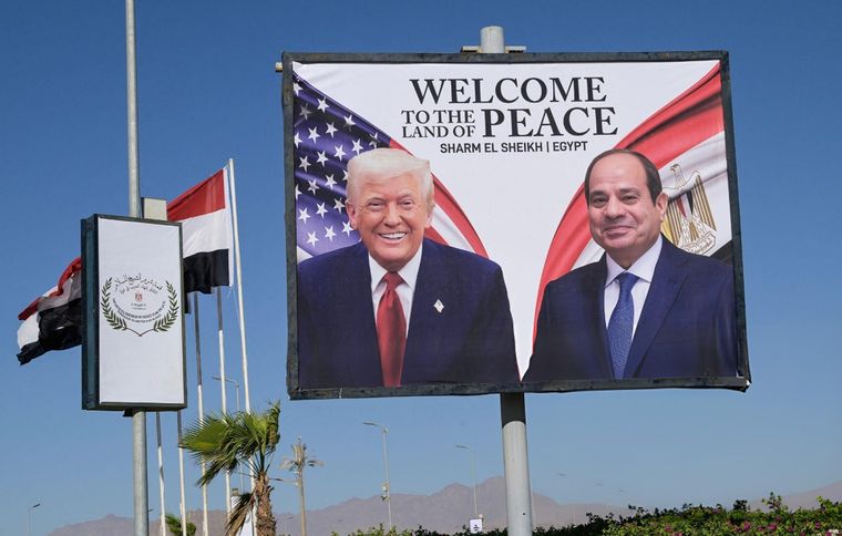 Donald Trump llegó para reunirse con el mandatario egipcio, Abdel Fattah Al Sisi, y otros jefes de Estado.&nbsp;