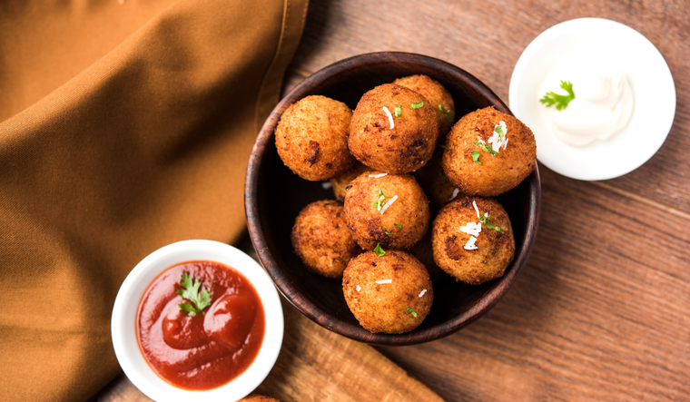 Cada familia tiene su propia receta secreta de croquetas de pollo, variando en especias, tipo de leche o tiempo de reposo, lo que hace que ninguna croqueta sea exactamente igual a otra.