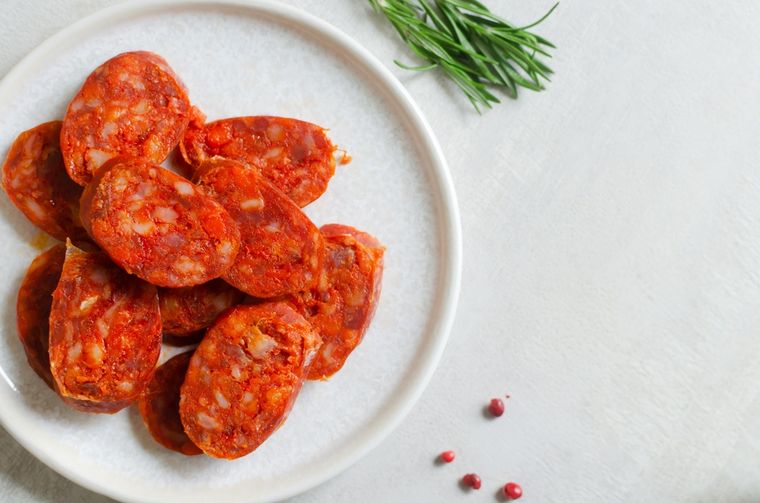 La receta de chorizo colorado tradicional se transmitía de generación en generación en las chacras argentinas, con ligeras variaciones según la región. La receta de chorizo colorado tradicional se transmitía de generación en generación en las chacras argentinas, con ligeras variaciones según la región.