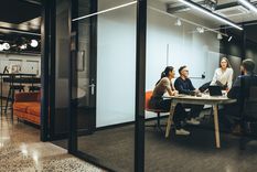 Además del salario, una mayoría de trabajadores valora los programas de beneficios, y estaría dispuesto a trabajar cuatro días a la semana, manteniendo su ingreso. Foto: Shutterstock