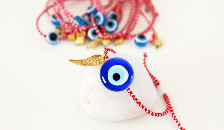 Muchas personas usan una pulsera roja con un ojo turco como amuleto.
