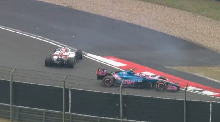 El choque entre Franco Colapinto y Esteban Ocon en Shanghái terminó con ambos autos haciendo un trompo.