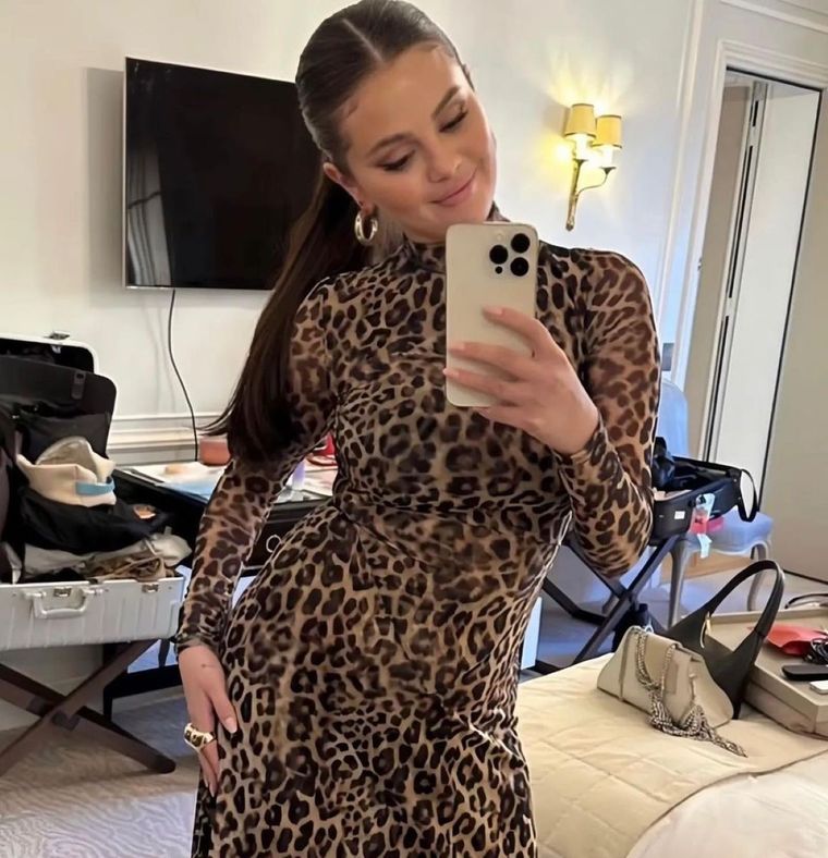 Estos son tres vestidos básicos en el armario que nunca pueden faltarte. Palabra de Selena Gomez. Foto: Instagram