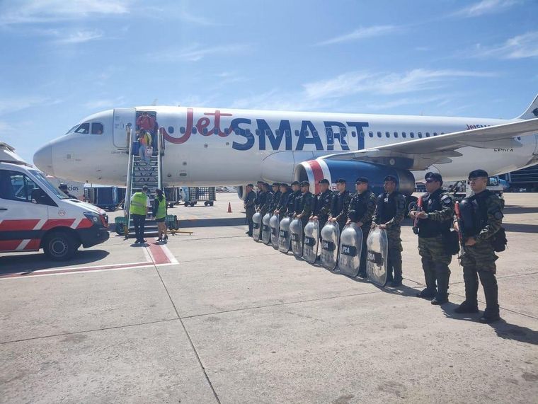 Personal de la PSA asiste a los pasajeros que han sido tomados de rehén por las medidas de fuerza que llevan a cabo gremialistas de APA en Intercargo. Foto: Prensa Seguridad