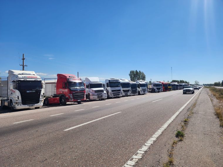 Decenas de camiones están apostados en las rutas de Mendoza. Decenas de camiones están apostados en las rutas de Mendoza.