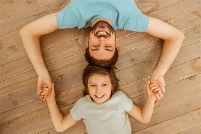Ejercer el rol de padre o madre en el mundo digital requiere una presencia que implica ponerle el cuerpo, y eso en algún punto, cansa.