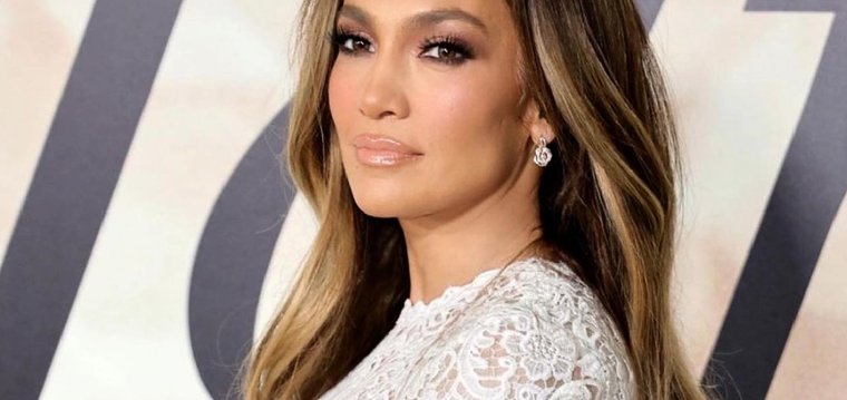 Jennifer Lopez siempre encuentra la manera de lucir estilizada. Foto: Instagram @jlo