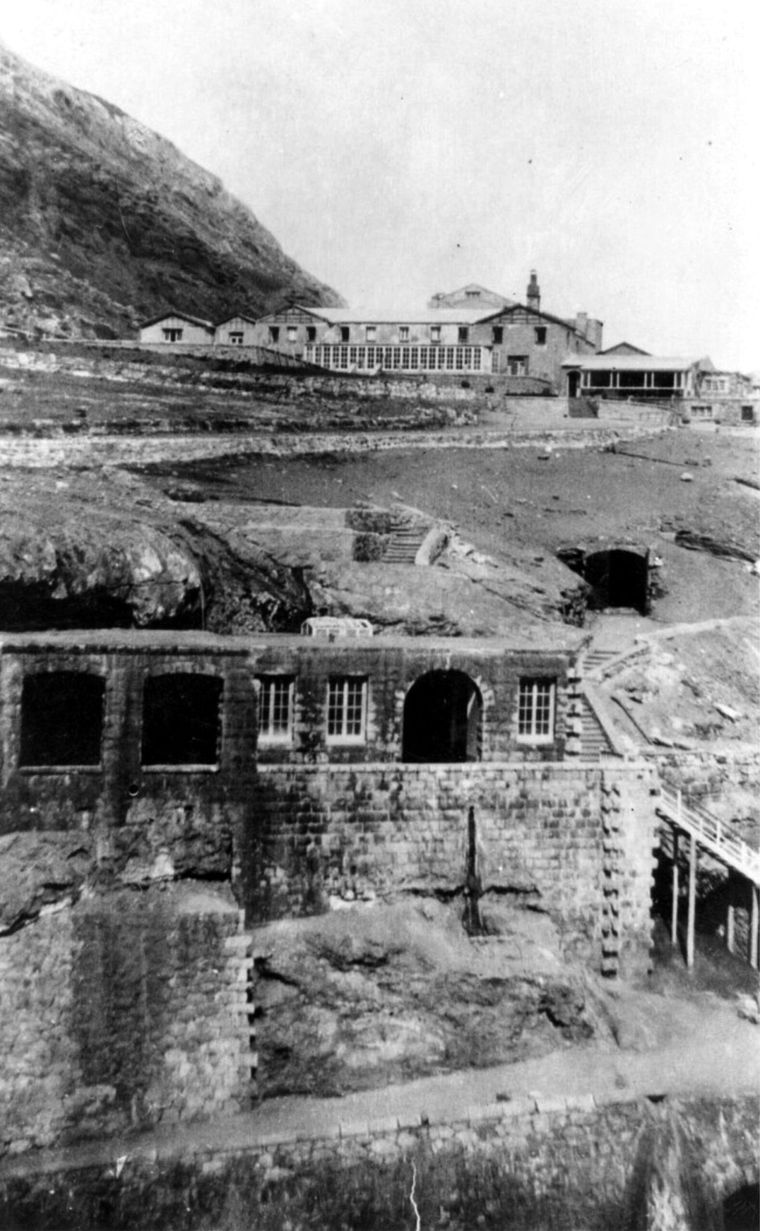 Arriba el hotel Puente del Inca y abajo los baños termales. Arriba el hotel Puente del Inca y abajo los baños termales.