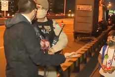 indignacion: sancionaron al agente que demoro armado a una familia