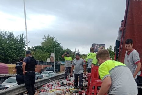 Un camión volcó su carga en Acceso Sur y Rodríguez Peña Foto: Ministerio de Seguridad de Mendoza Un camión volcó su carga en Acceso Sur y Rodríguez Peña Foto: Ministerio de Seguridad de Mendoza