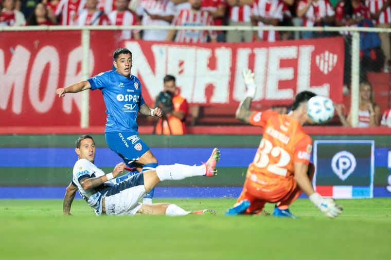 Morales vence la resistencia de Marinelli y Bianchi Arce para anotar el primero. Foto: Prensa Unión