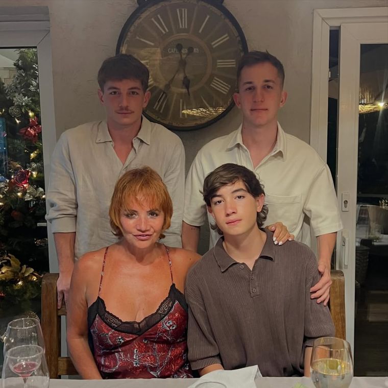 La comunicadora junto a sus tres hijos. La comunicadora junto a sus tres hijos.