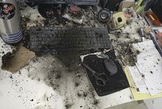 Así quedó el escritorio donde explotó el paquete. Foto: Noticias Argentinas