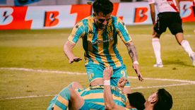 Nicolás Cordero festeja el 2-0 de Aldosivi, que está dando otra gran sorpresa en la Copa Argentina.&nbsp; 