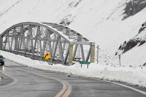 Desde la Ciudad de Mendoza hasta Alta Montaña, el paisaje se modifica de manera gradual hasta desembocar en un escenario completamente cubierto de nieve. Desde la Ciudad de Mendoza hasta Alta Montaña, el paisaje se modifica de manera gradual hasta desembocar en un escenario completamente cubierto de nieve.