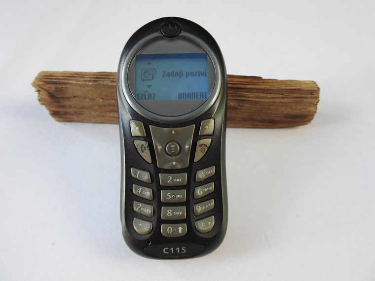 El Motorola C115 incorpora tonos de llamada polifónicos, una mejora notable en la calidad del sonido para la época. El Motorola C115 incorpora tonos de llamada polifónicos, una mejora notable en la calidad del sonido para la época.