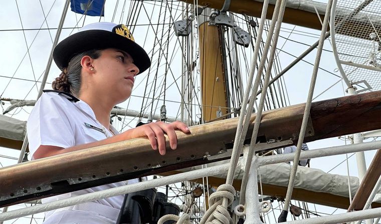 Entre velas, maniobras y navegación, Milagros García vive el tramo final de su formación como oficial de la Armada Argentina. Entre velas, maniobras y navegación, Milagros García vive el tramo final de su formación como oficial de la Armada Argentina.