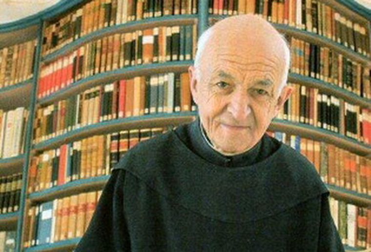 Alonso Tudela, hundido en libros. Foto: Lecturalia