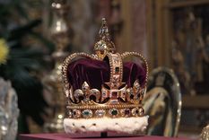 La corona más costosa está valuada en unos 17 millones de dólares y perteneció a quien fuera rey de Baviera entre 1806 y 1825. Foto: Readers Digest -  https://www.rd.com/wp-content/uploads/2019/03/service-to-commemorate-the-60th-anniversary-of-the-coronation-of-queen-elizabeth-ii-westminster-abbey-london-britain-04-jun-2013-scaled.jpg