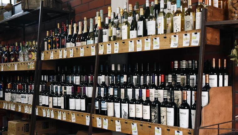 Las ventas de vino, en sus distintas presentaciones y con prescindencia de la variedad, no repuntan en el mercado interno. Foto: Santiago Tagua/MDZ