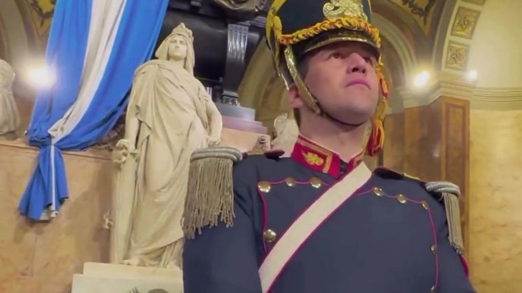 Siete granaderos custodian los restos del Libertador José de San Martín en la Catedral Metropolitana. Foto: Captura de video