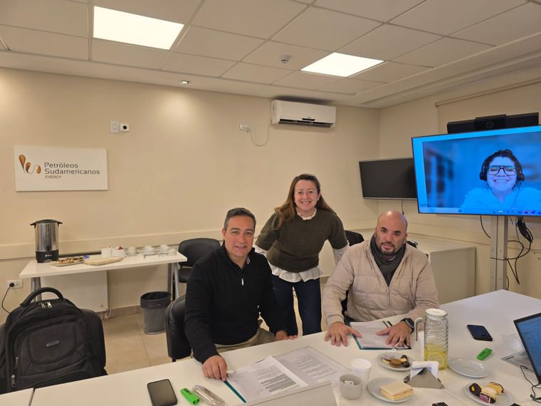 Representantes de diferentes empresas operadoras de la Cuenca Cuyana se reunieron en Barrancas. Representantes de diferentes empresas operadoras de la Cuenca Cuyana se reunieron en Barrancas.