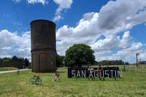 San Agustín conserva el perfil de pueblo rural bonaerense, pero con una obra de Salamone que cambia la escena. San Agustín conserva el perfil de pueblo rural bonaerense, pero con una obra de Salamone que cambia la escena.