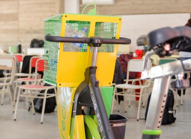 Habrá 14 bici fijas en plazas y escuelas de la ciudad de Córdoba que trituran botellas PET pedaleando y así se logra reciclar el plástico Foto: Municipalidad de Córdoba