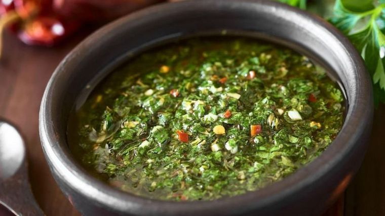El chimichurri es una mezcla de perejil finamente picado, orégano, chile molido y ajo mezclado con vinagre y aceite vegetal. Foto: PANTHER MEDIA GMBH/ALAMY