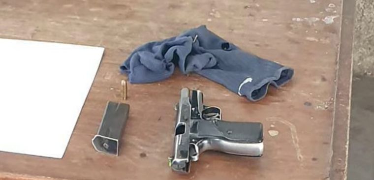 El arma que el hombre cargaba Foto: X