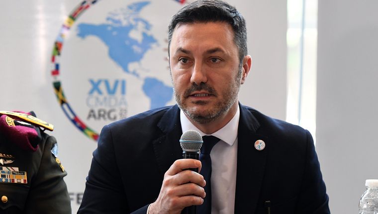 El ministro de Defensa, Luis Petri, anunció que el comunicado que se refería a las Islas Malvinas como Falklands provino de su cartera. Foto: ALF PONCE MERCADO / MDZ