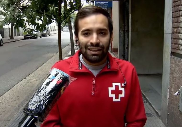 Rodrigo Cuba El hombre es psicólogo y enfermero, le pone el cuerpo a la crisis y encima tiene que aguantar estupideces.