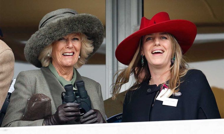 Laura Lopes es hija de Camilla Parker Bowles pero jamás quiso pertenecer al mundo royal. Nació en 1978. Foto: Hello Magazine -  https://www.hellomagazine.com/imagenes/royalty/2020042488667/duchess-of-cornwall-laura-lopes-wedding-photo/0-425-237/camilla-laura-photo-t.jpg