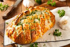 Cociná la receta de pan de ajo y hierbas al estilo casero y sorprendé con su textura perfecta.