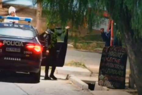 El momento en que policías llegaron a la parada de colectivos y aprehendieron a los malvivientes detectados por las cámaras. El momento en que policías llegaron a la parada de colectivos y aprehendieron a los malvivientes detectados por las cámaras.