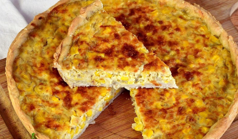 En muchas casas, la receta de tarta de choclo se prepara con queso y crema para lograr ese relleno suave y cremoso tan característico. En muchas casas, la receta de tarta de choclo se prepara con queso y crema para lograr ese relleno suave y cremoso tan característico.