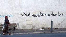 El estado nos está defraudando es el mensaje en este muro de la urbanización donde mataron a un niño. Foto: GETTY IMAGES