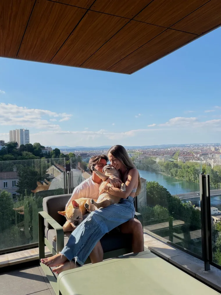 Sus perros bulldogs franceses disfrutan de las amplias terrazas de la propiedad.